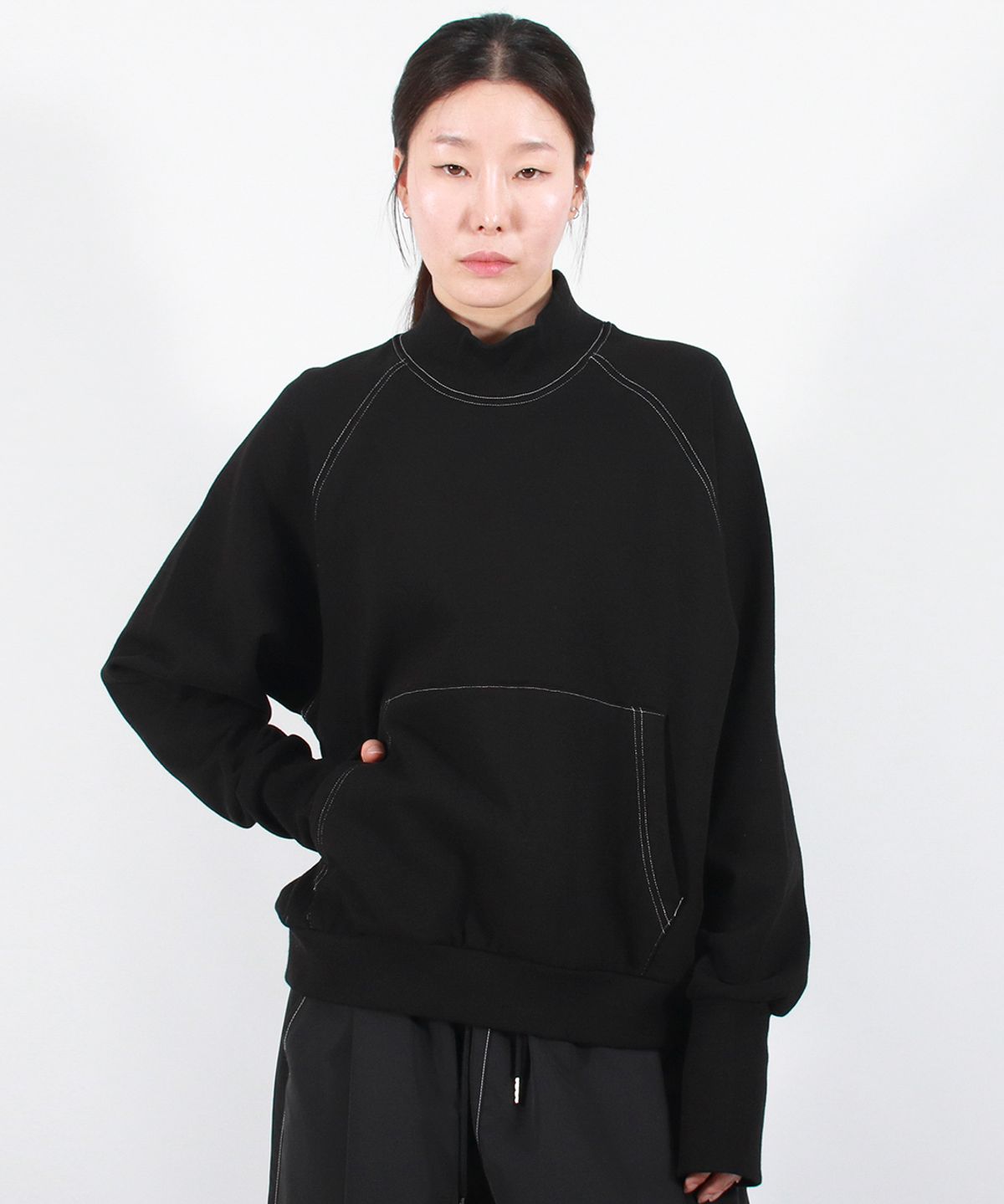 드마크(DEMARC) HIGH-NECK MEDIUM-FIT STITCH RAGLAN SWEATSHIRT -  Black