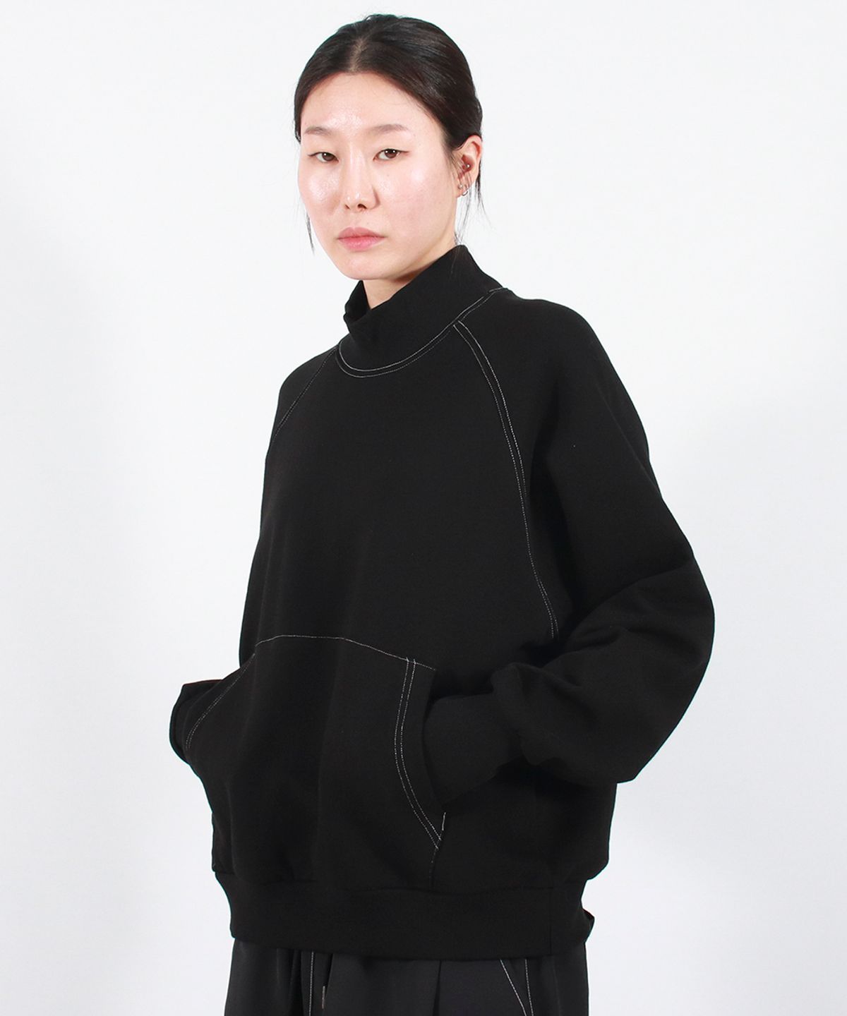드마크(DEMARC) HIGH-NECK MEDIUM-FIT STITCH RAGLAN SWEATSHIRT -  Black