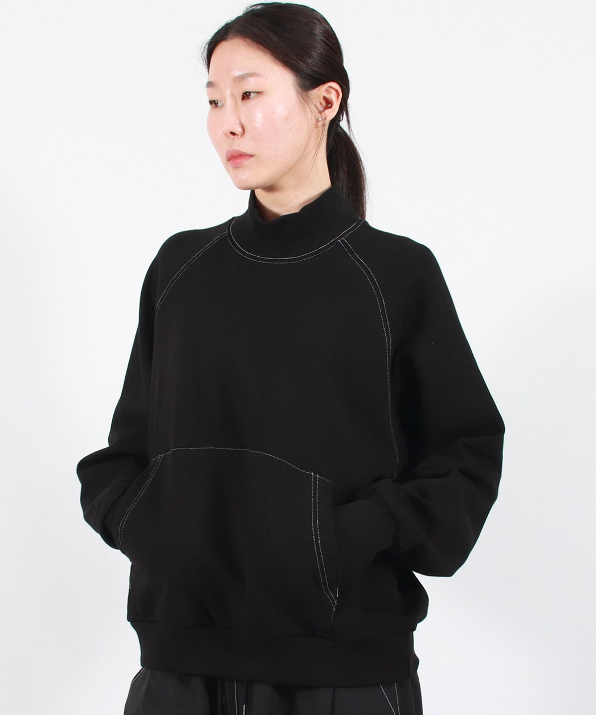 드마크(DEMARC) HIGH-NECK MEDIUM-FIT STITCH RAGLAN SWEATSHIRT -  Black