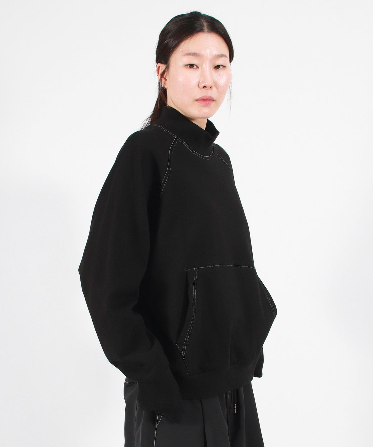 드마크(DEMARC) HIGH-NECK MEDIUM-FIT STITCH RAGLAN SWEATSHIRT -  Black
