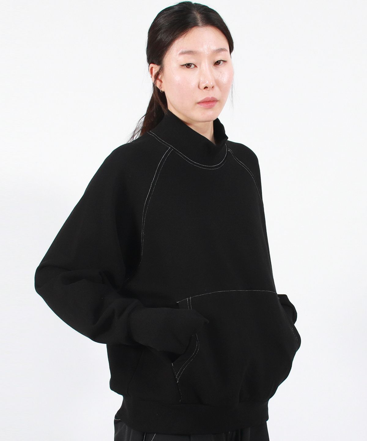드마크(DEMARC) HIGH-NECK MEDIUM-FIT STITCH RAGLAN SWEATSHIRT -  Black