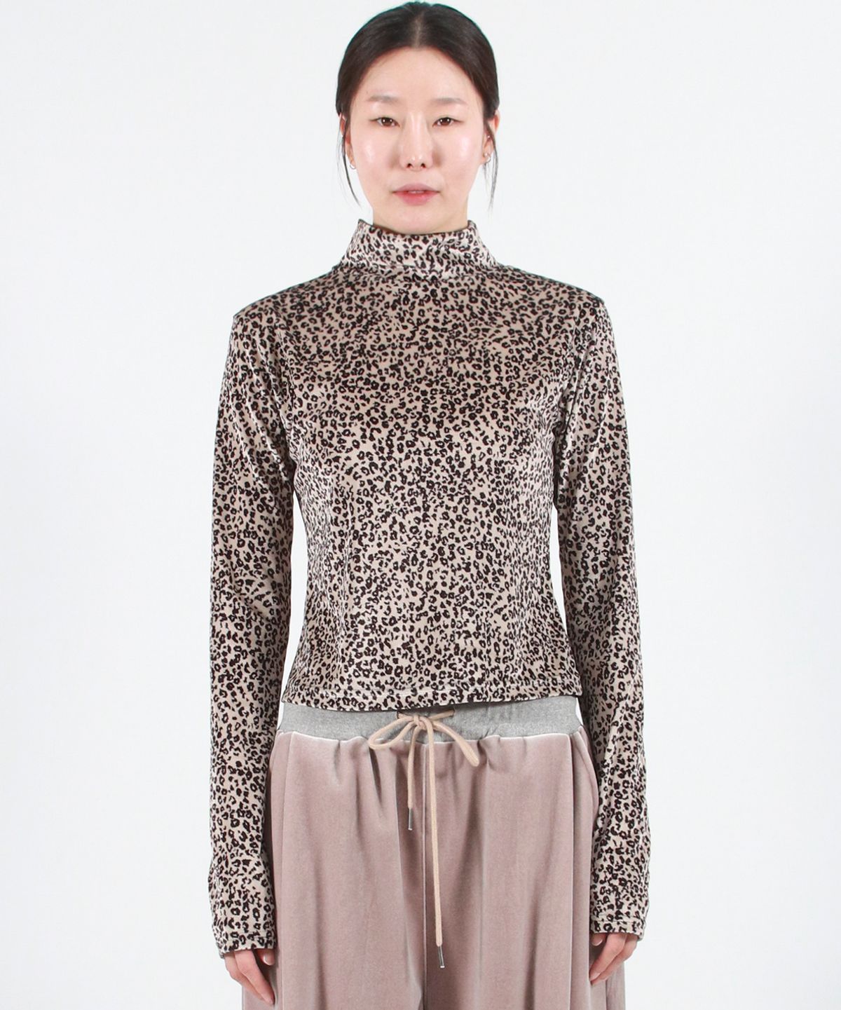 드마크(DEMARC) LEOPARD HIGH-NECK LONG SLEEVE TEE -  Beige
