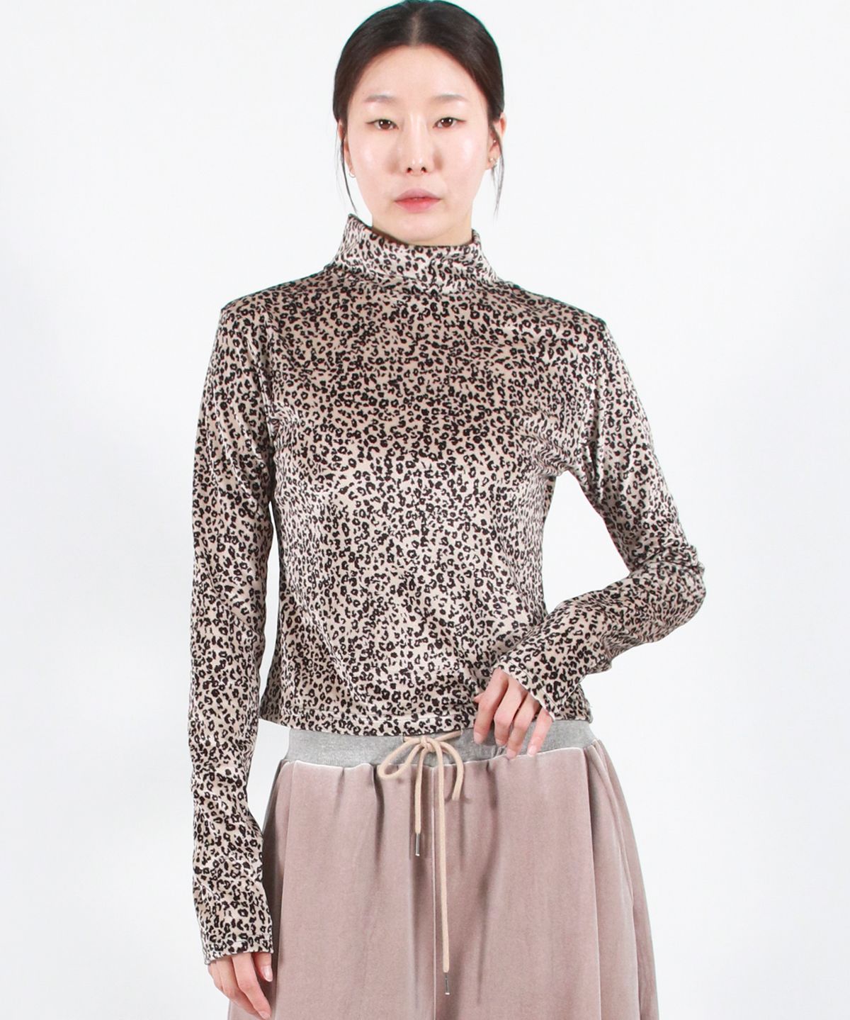 드마크(DEMARC) LEOPARD HIGH-NECK LONG SLEEVE TEE -  Beige