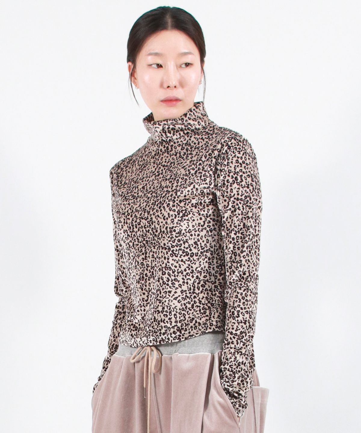 드마크(DEMARC) LEOPARD HIGH-NECK LONG SLEEVE TEE -  Beige