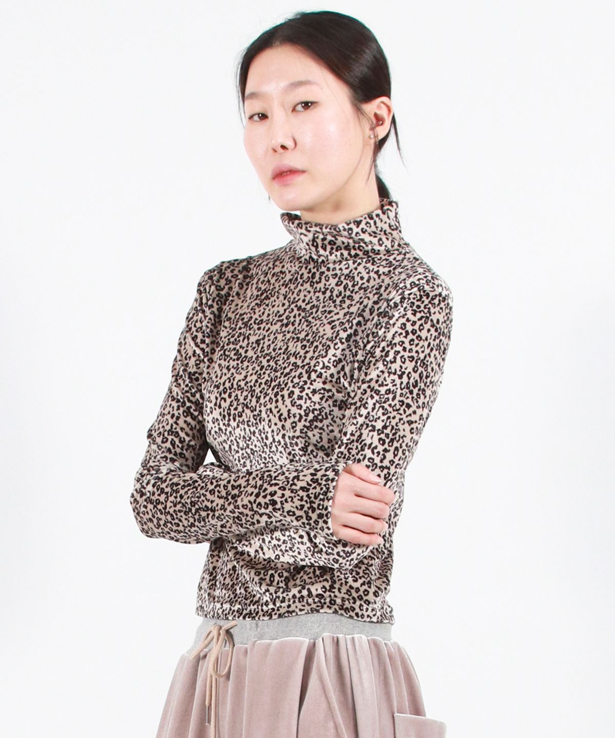 드마크(DEMARC) LEOPARD HIGH-NECK LONG SLEEVE TEE -  Beige