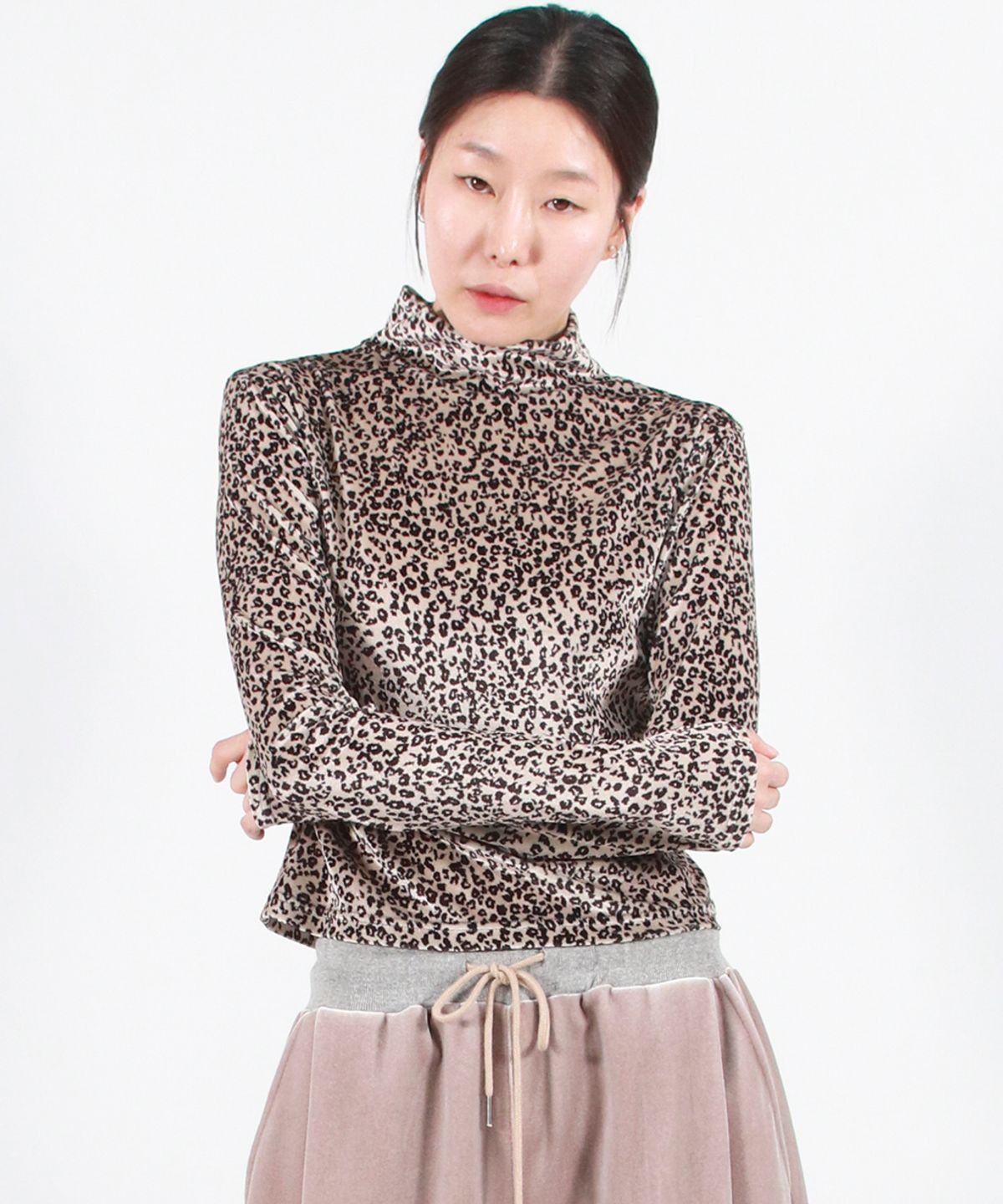 드마크(DEMARC) LEOPARD HIGH-NECK LONG SLEEVE TEE -  Beige