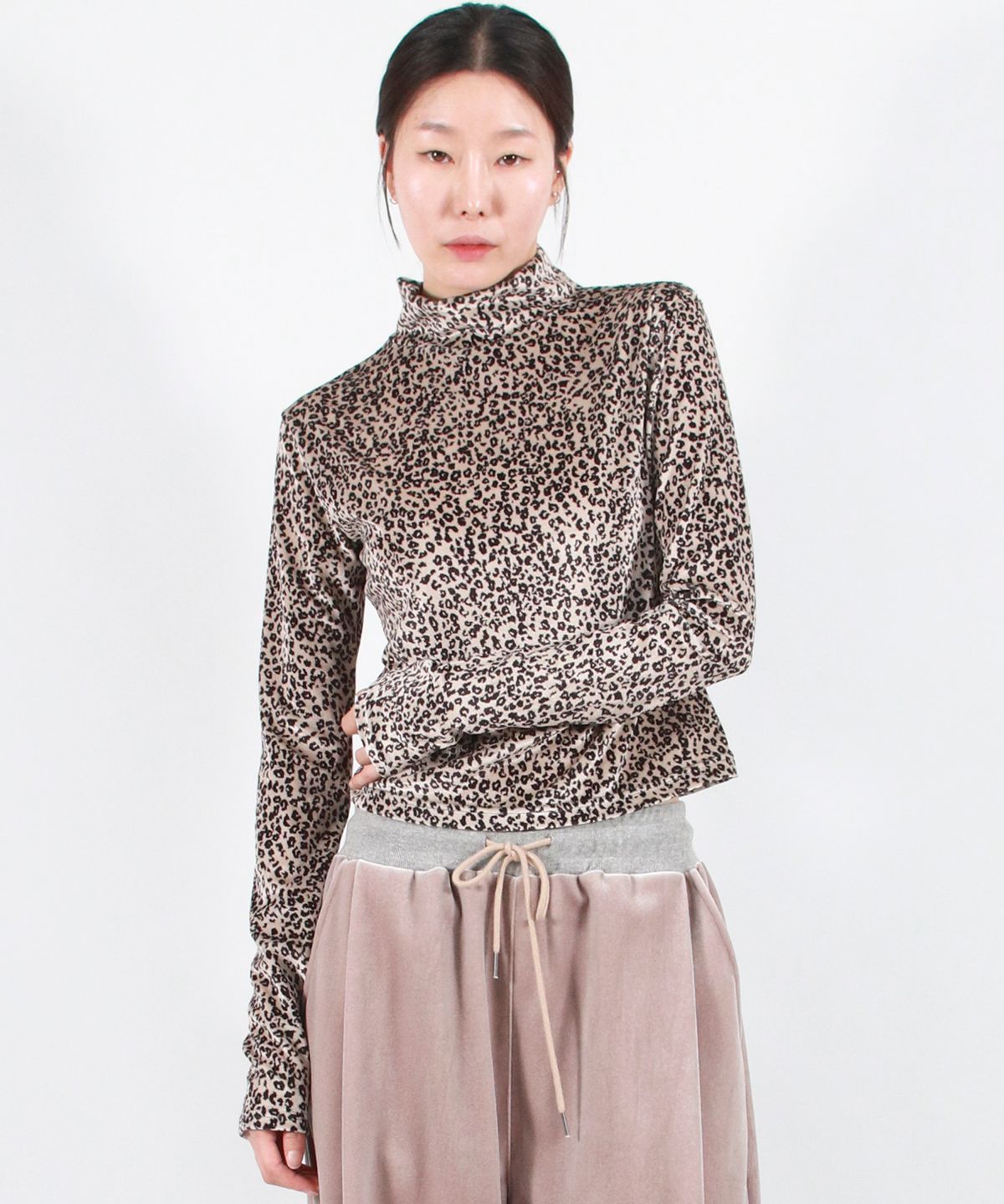 드마크(DEMARC) LEOPARD HIGH-NECK LONG SLEEVE TEE -  Beige