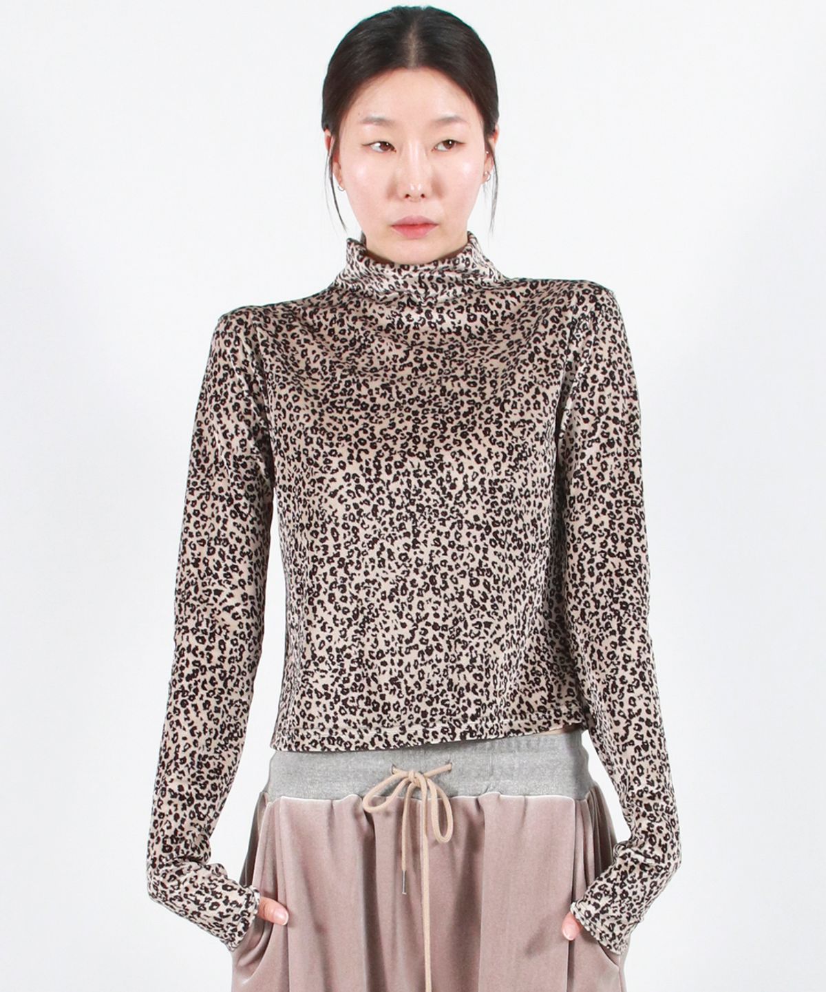 드마크(DEMARC) LEOPARD HIGH-NECK LONG SLEEVE TEE -  Beige