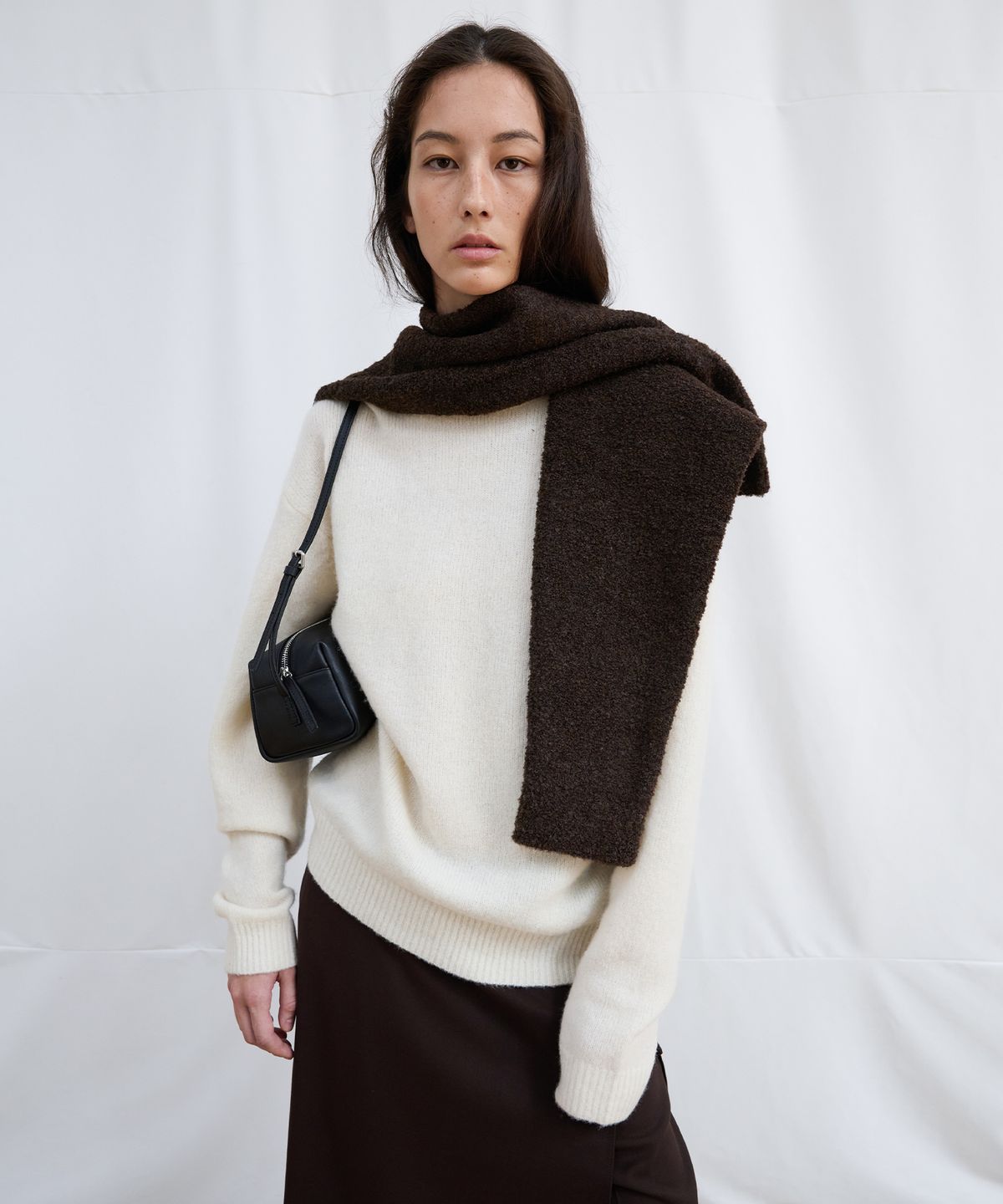 르바(LEVAR) Pleats-Back Wool Round Knit - Off White