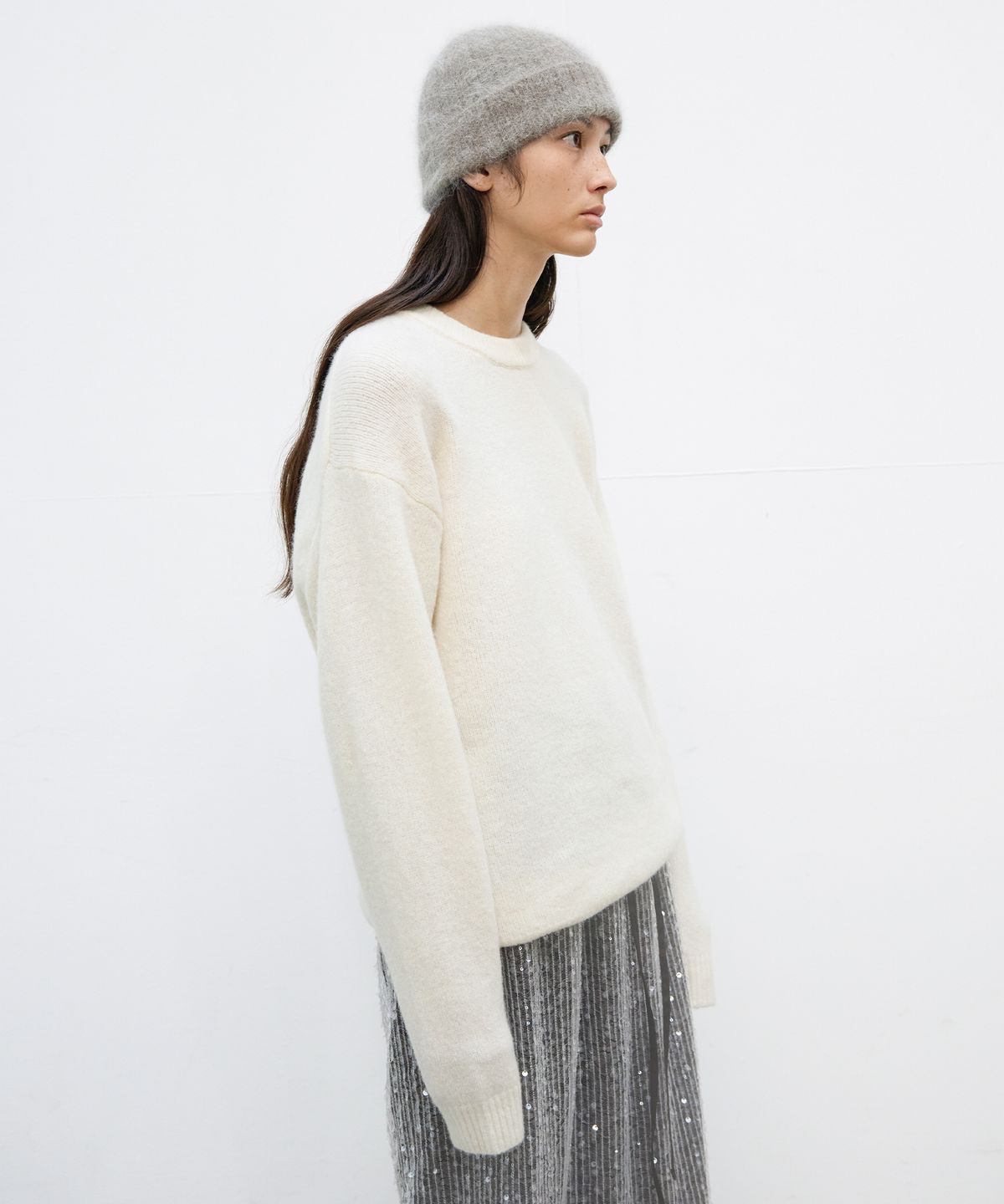 르바(LEVAR) Pleats-Back Wool Round Knit - Off White