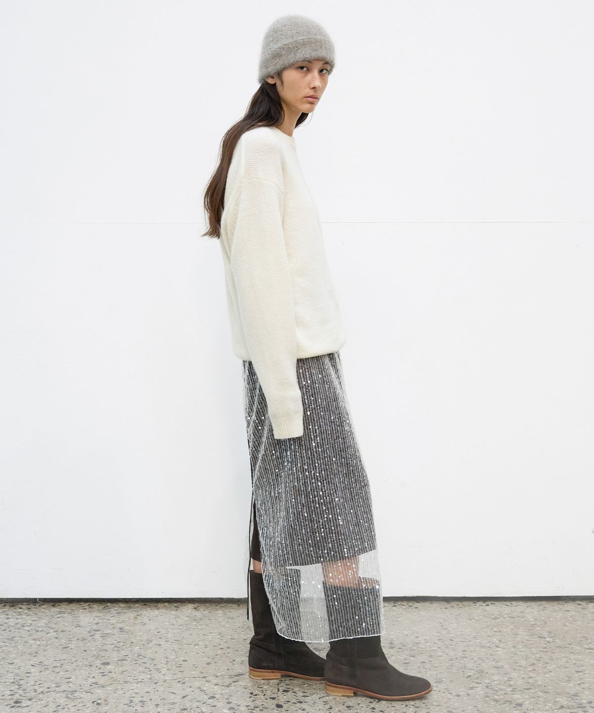 르바(LEVAR) Pleats-Back Wool Round Knit - Off White