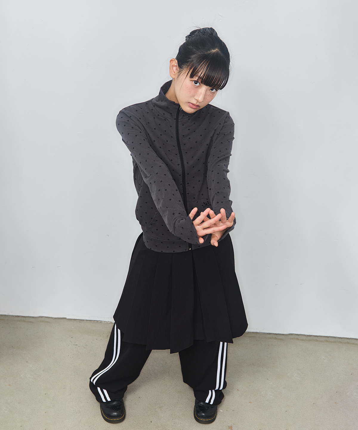 잇자바이브(ITZAVIBE) DOT SYMBOL ZIP UP - CHARCOAL