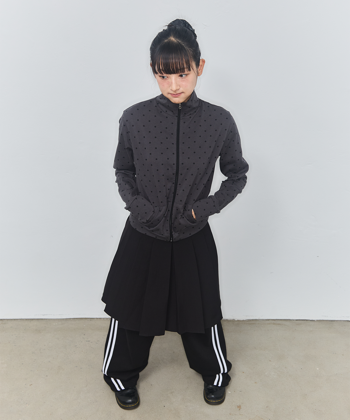 잇자바이브(ITZAVIBE) DOT SYMBOL ZIP UP - CHARCOAL