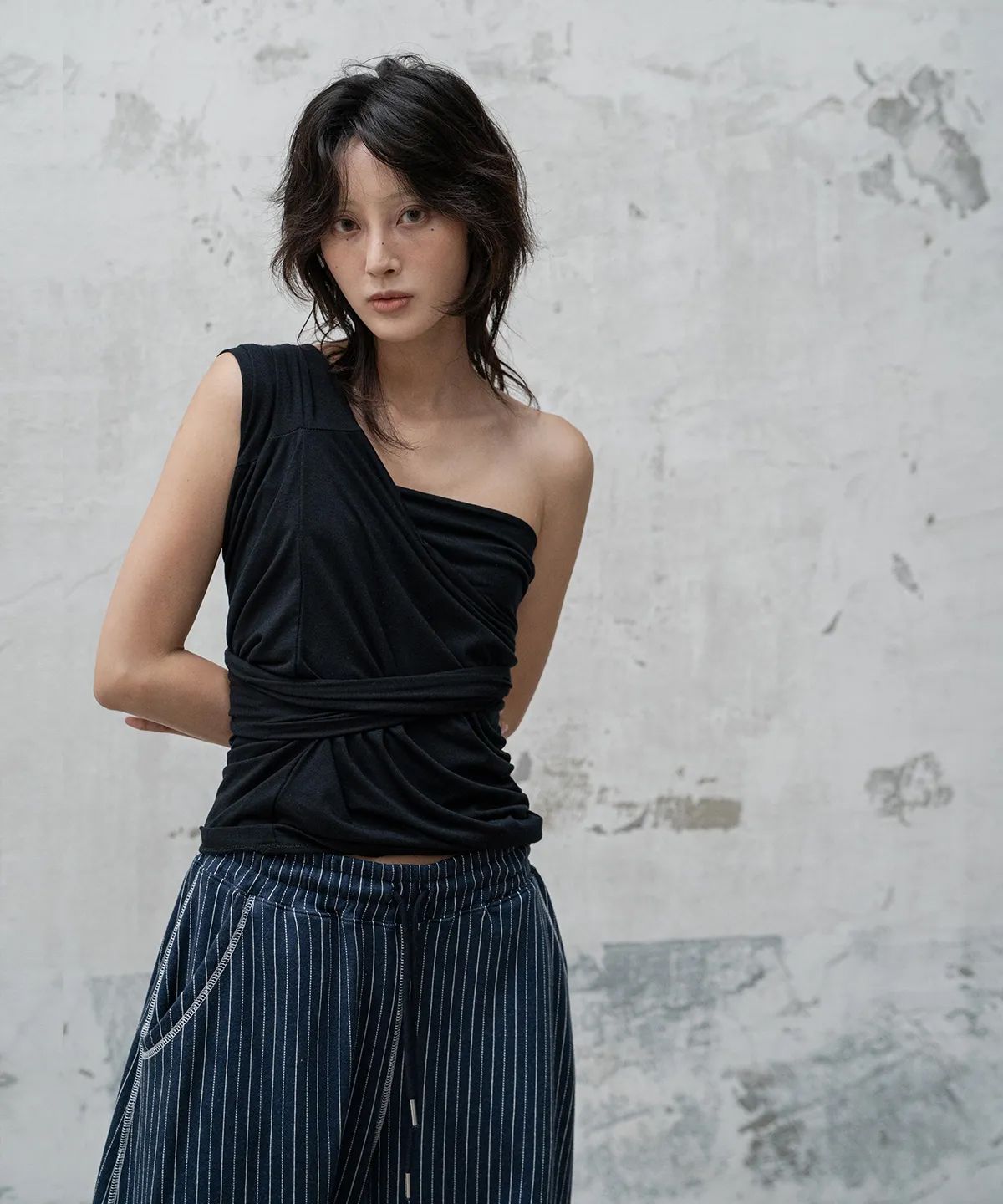 모산(MOSAN) ONE-SHOULDER LONG-SLEEVE T-SHIRT(BLACK)