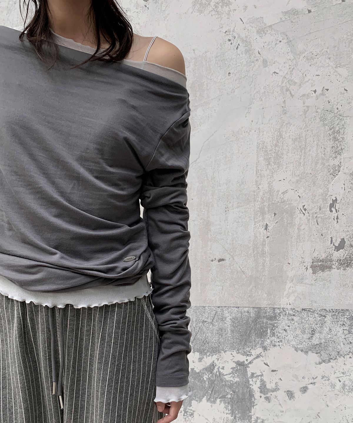 모산(MOSAN) ONE-SHOULDER LONG-SLEEVE T-SHIRT(GRAY)