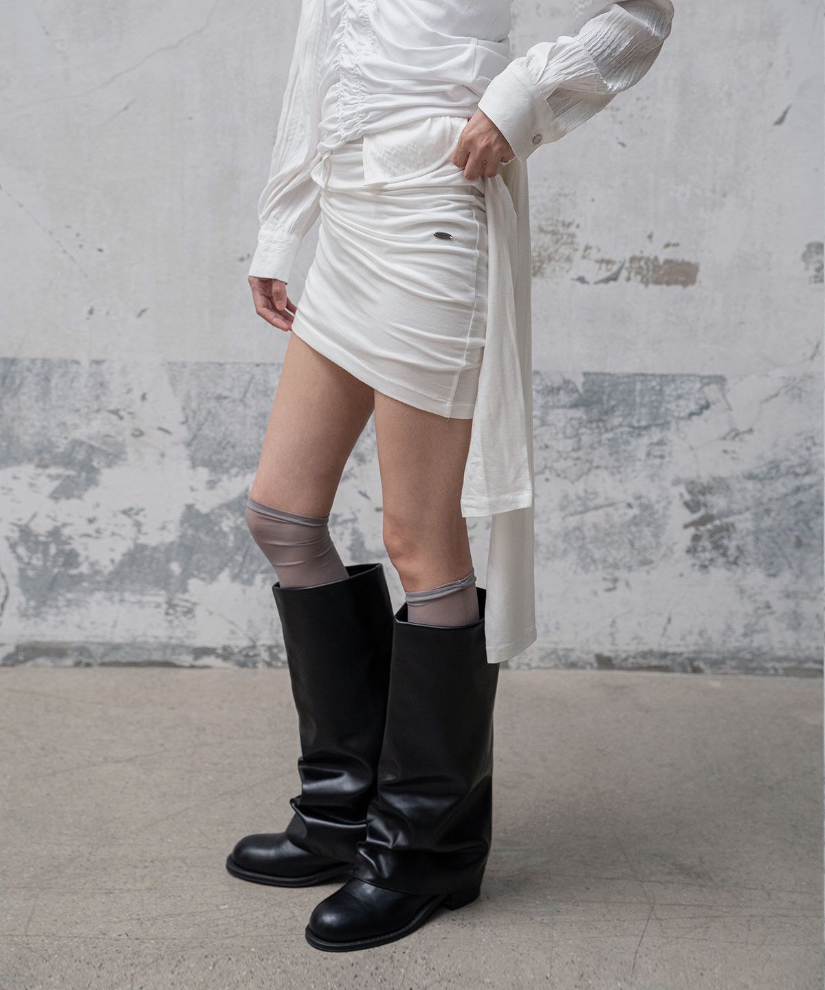모산(MOSAN) ONE-SHOULDER LONG-SLEEVE T-SHIRT(IVORY)