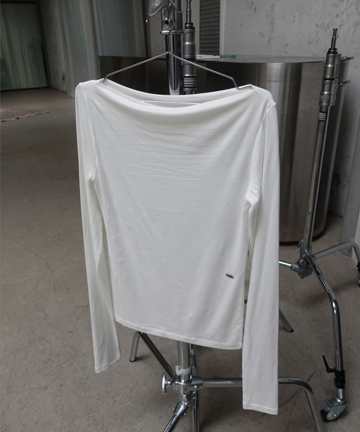 모산(MOSAN) ONE-SHOULDER LONG-SLEEVE T-SHIRT(IVORY)