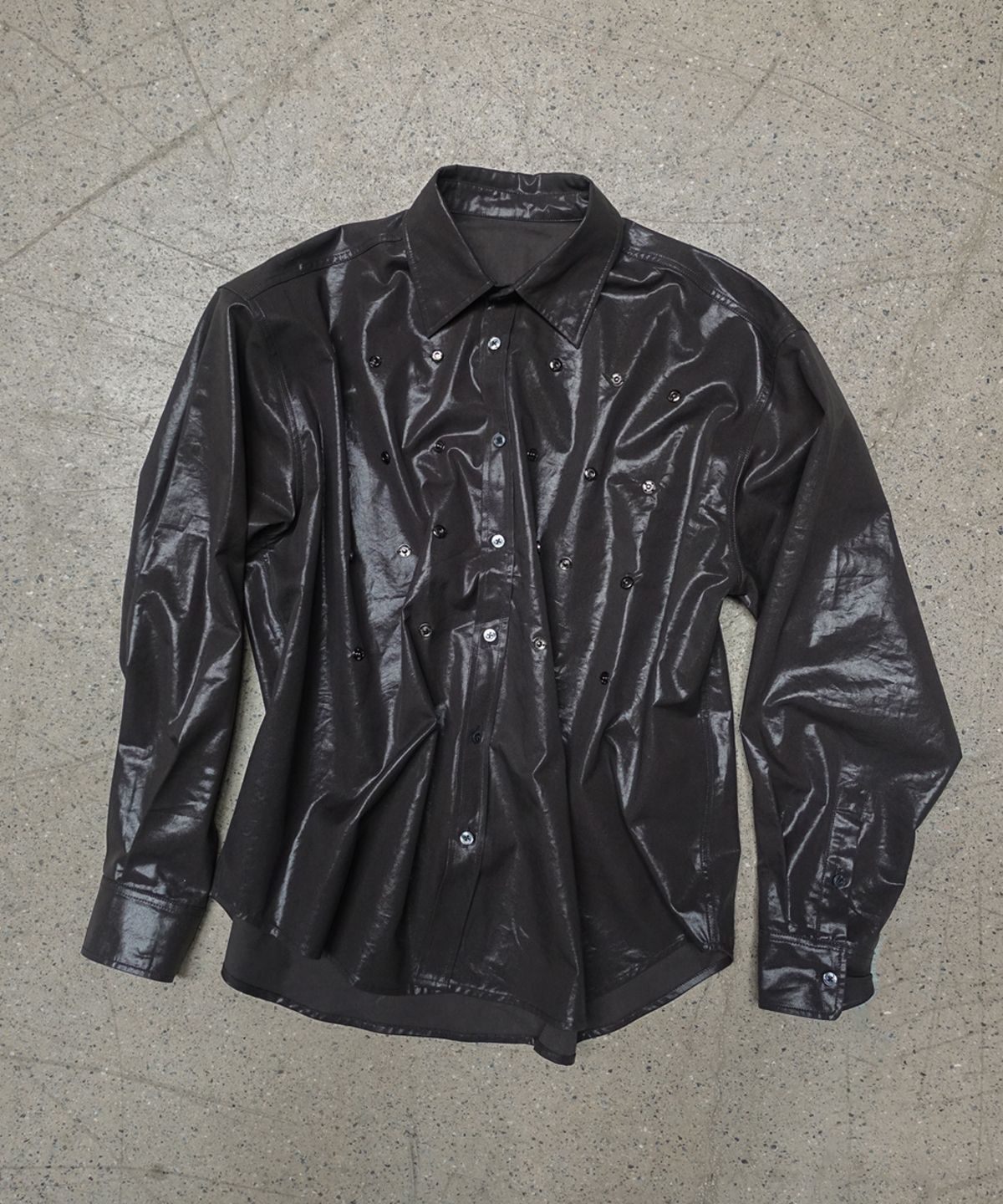모산(MOSAN) SNAP-BUTTON OVERFIT COATED SHIRT (CHARCOAL)