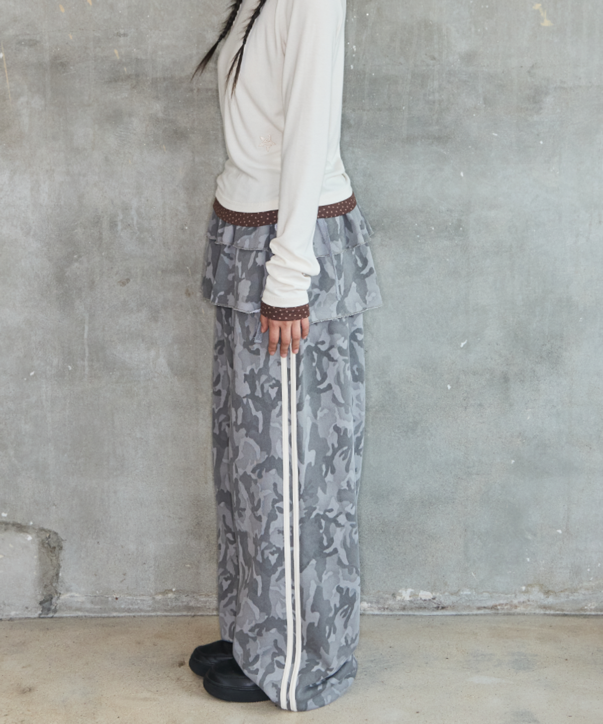 잇자바이브(ITZAVIBE) CAMO LAYERED WRAP SHORT SKIRT - KHAKI