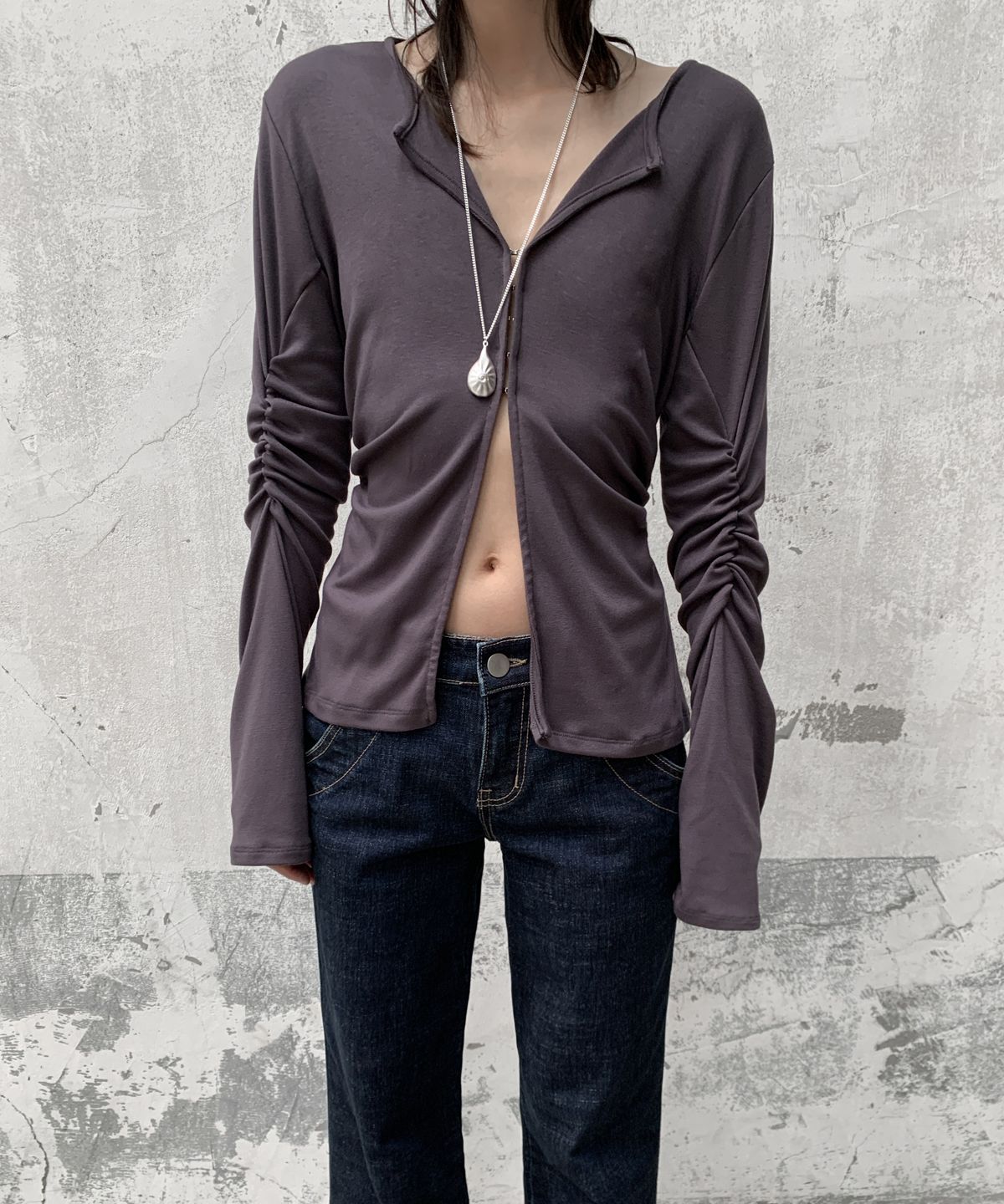 모산(MOSAN) HOOK SLEEVE RUCHED CARDIGAN (CHARCOAL)