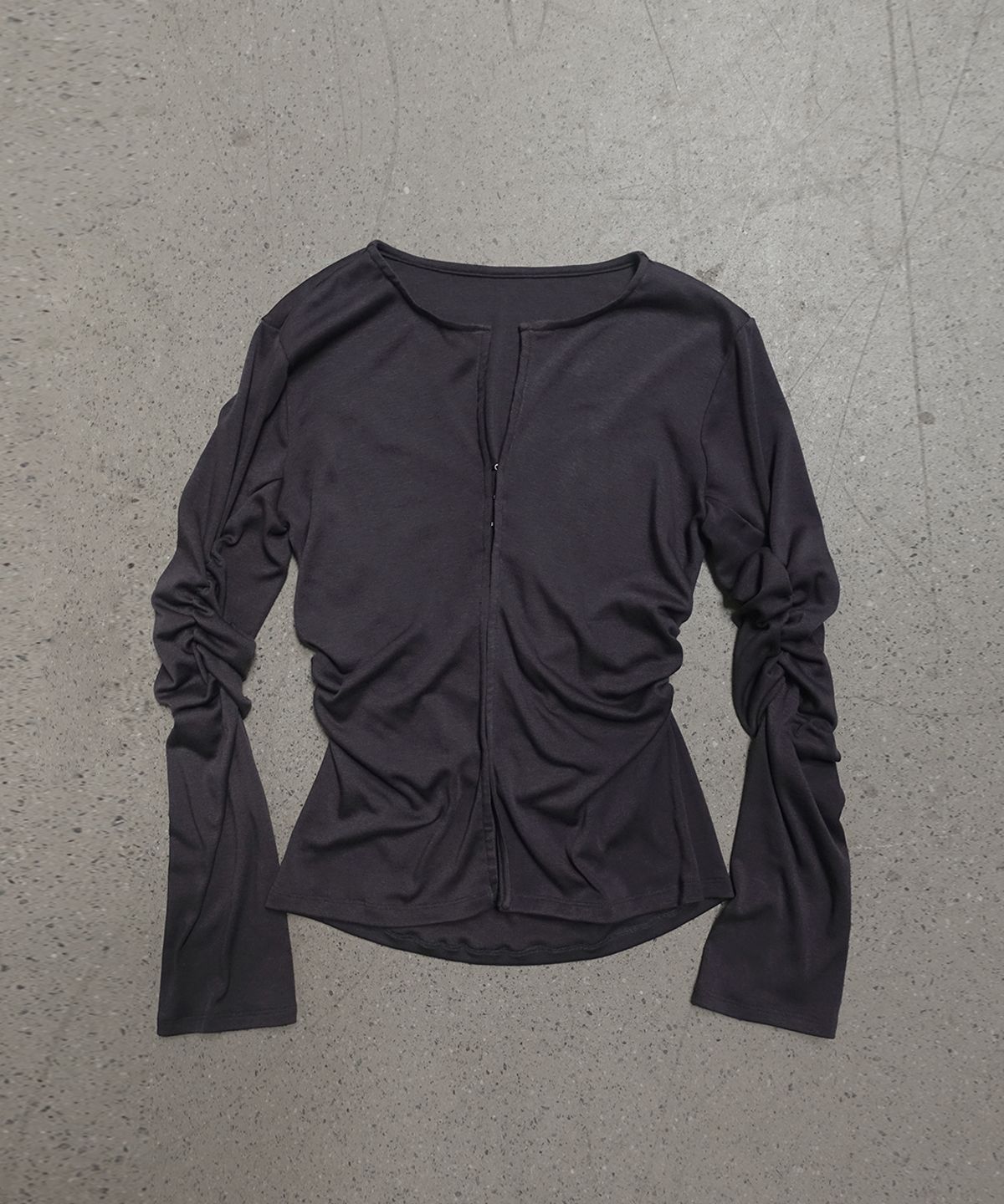 모산(MOSAN) HOOK SLEEVE RUCHED CARDIGAN (CHARCOAL)