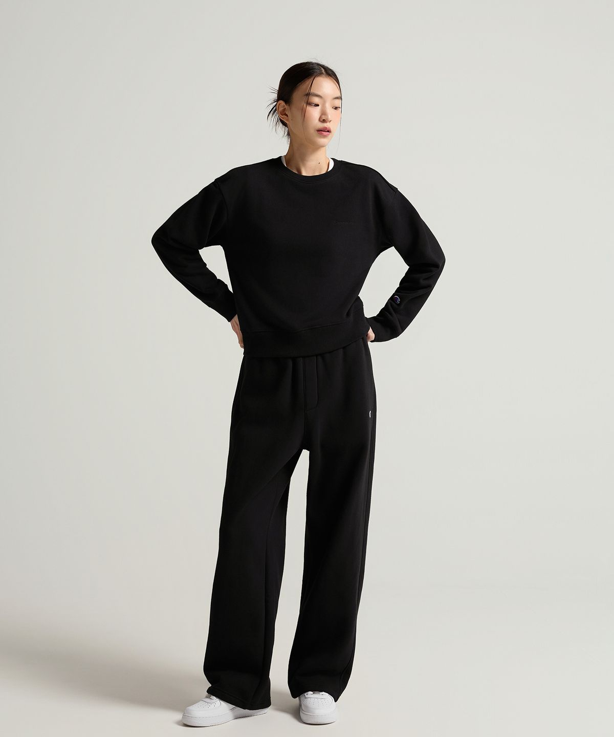 챔피온(CHAMPION) 여성 C로고 릴렉스핏 기모 스웨트 팬츠 Black