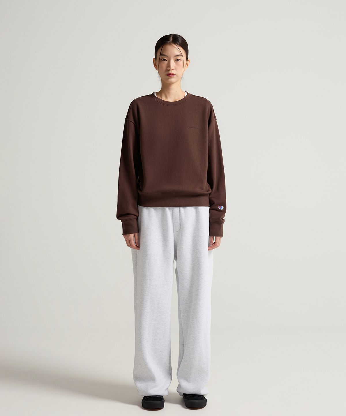 챔피온(CHAMPION) 여성 C로고 릴렉스핏 기모 스웨트 팬츠 Light Grey