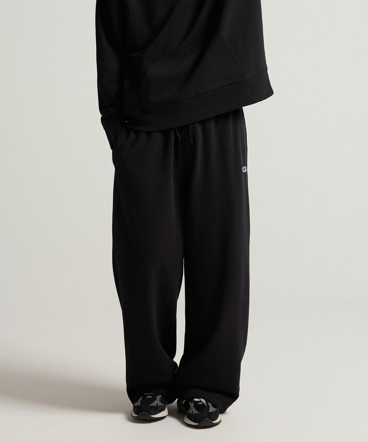 챔피온(CHAMPION) C로고 와이드핏 스웨트 팬츠 Black