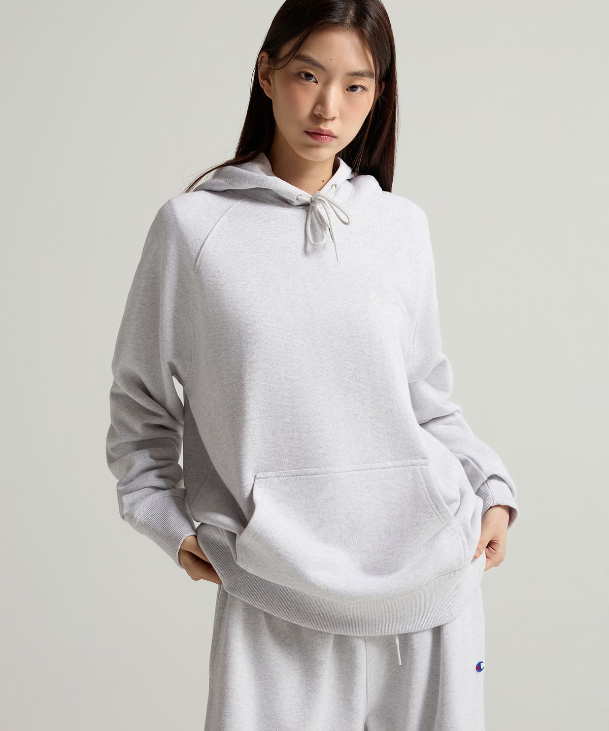 챔피온(CHAMPION) 스몰 로고 루즈핏 후드 티셔츠 Light Grey