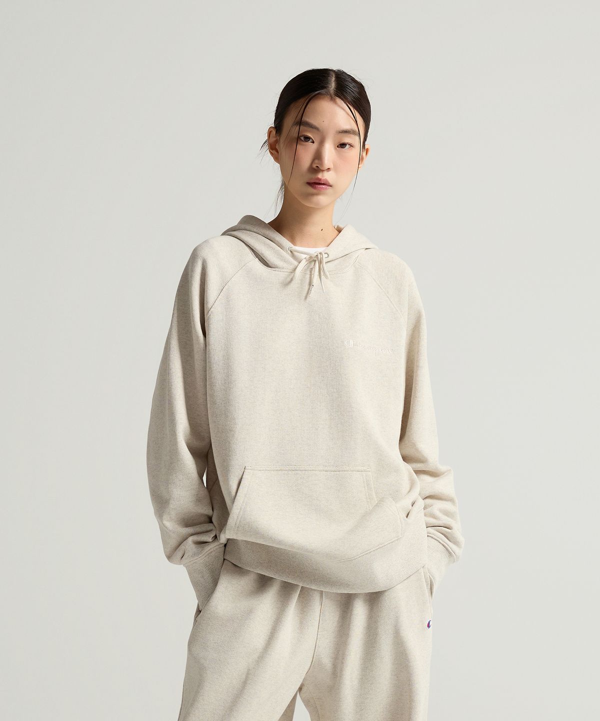 챔피온(CHAMPION) 스몰 로고 루즈핏 후드 티셔츠 Oatmeal