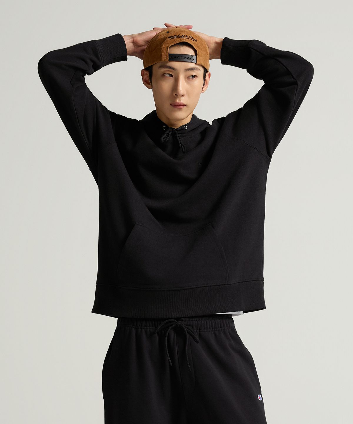 챔피온(CHAMPION) 스몰 로고 루즈핏 후드 티셔츠 Black