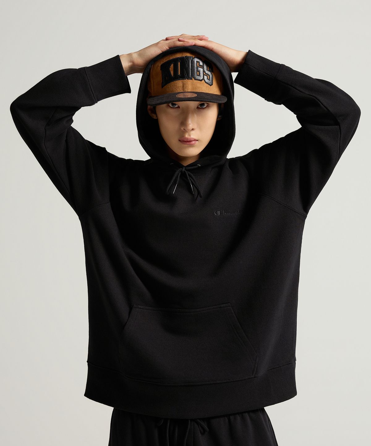 챔피온(CHAMPION) 스몰 로고 루즈핏 후드 티셔츠 Black