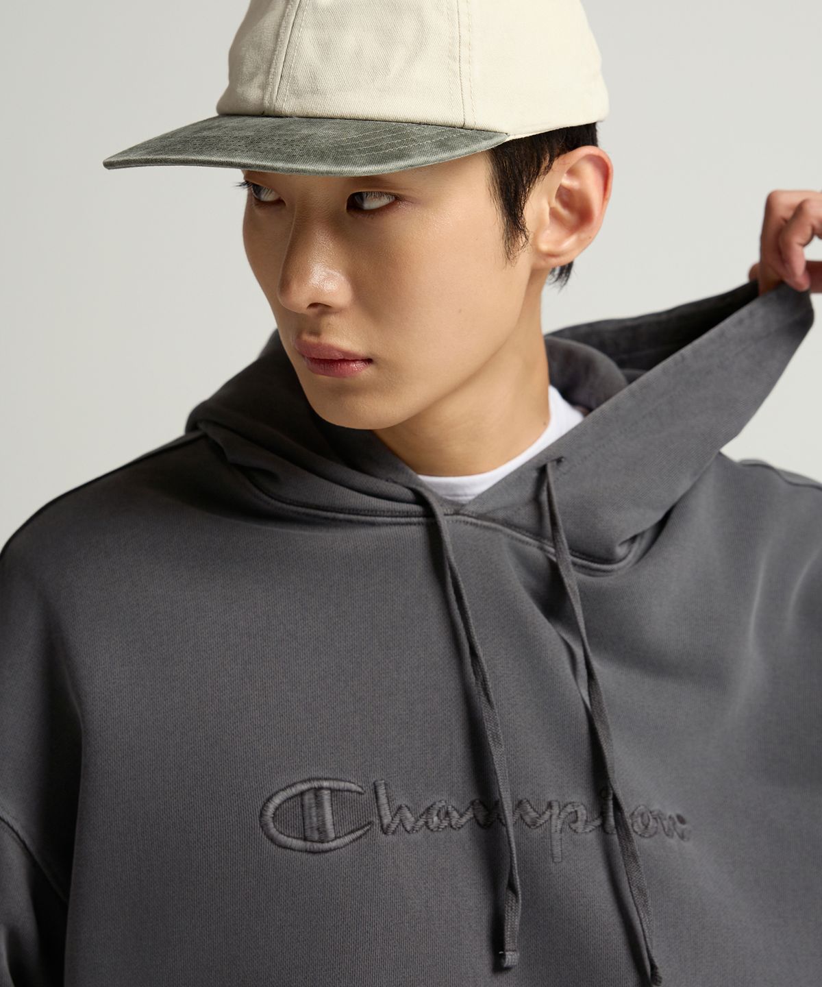 챔피온(CHAMPION) 빅 로고 피그먼트 오버핏 후드 티셔츠 Charcoal