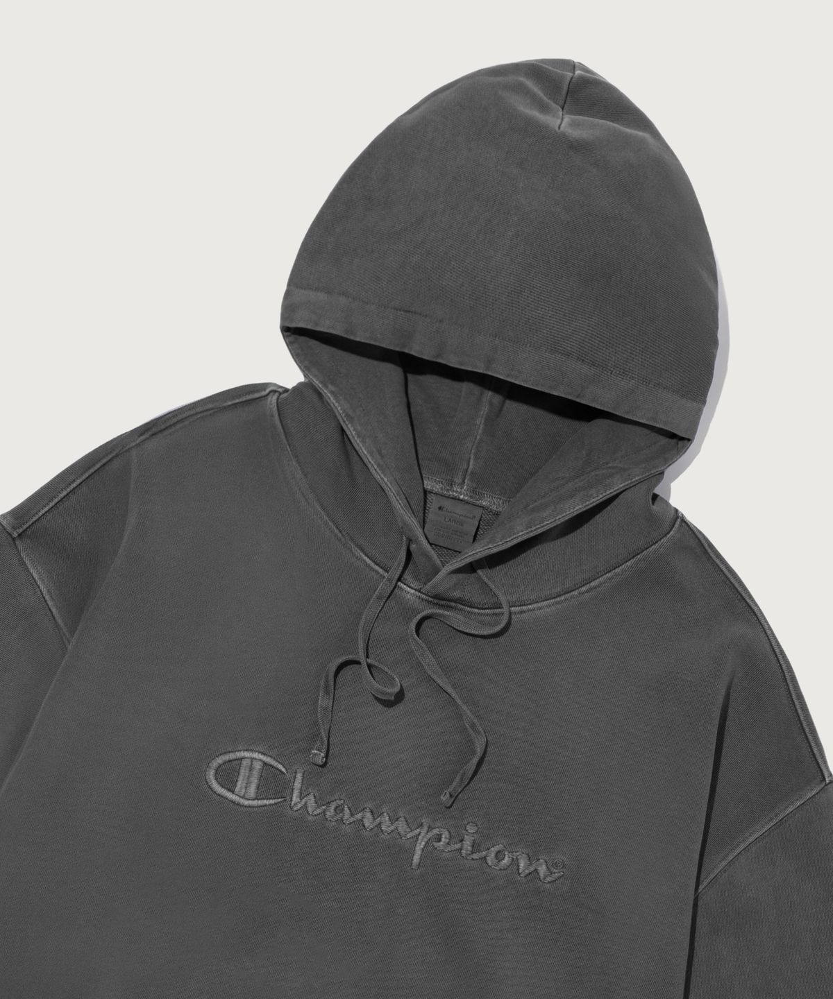 챔피온(CHAMPION) 빅 로고 피그먼트 오버핏 후드 티셔츠 Charcoal