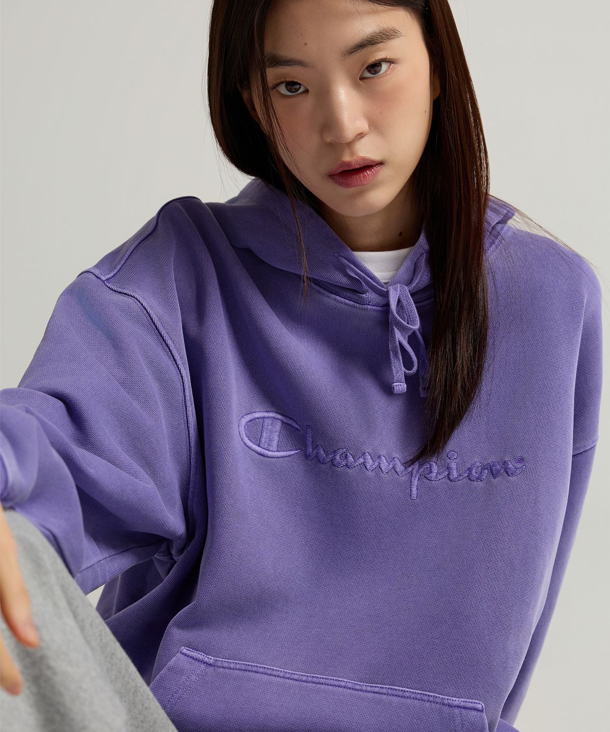 챔피온(CHAMPION) 빅 로고 피그먼트 오버핏 후드 티셔츠 Purple