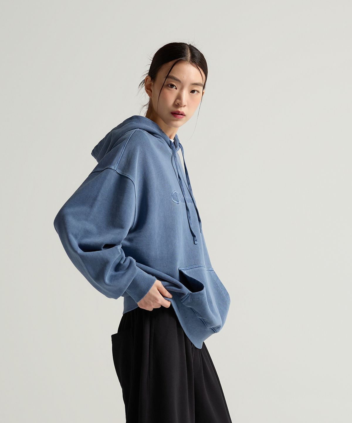 챔피온(CHAMPION) 빅 로고 피그먼트 오버핏 후드 티셔츠 Blue