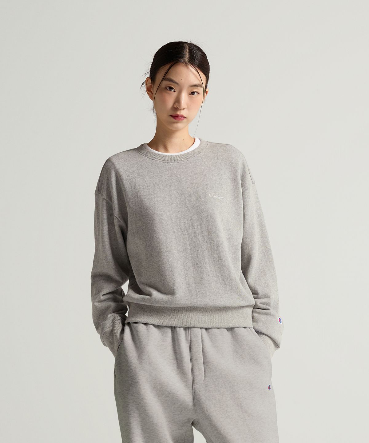 챔피온(CHAMPION) 여성 스몰 로고 레귤러핏 스웨트셔츠 Grey