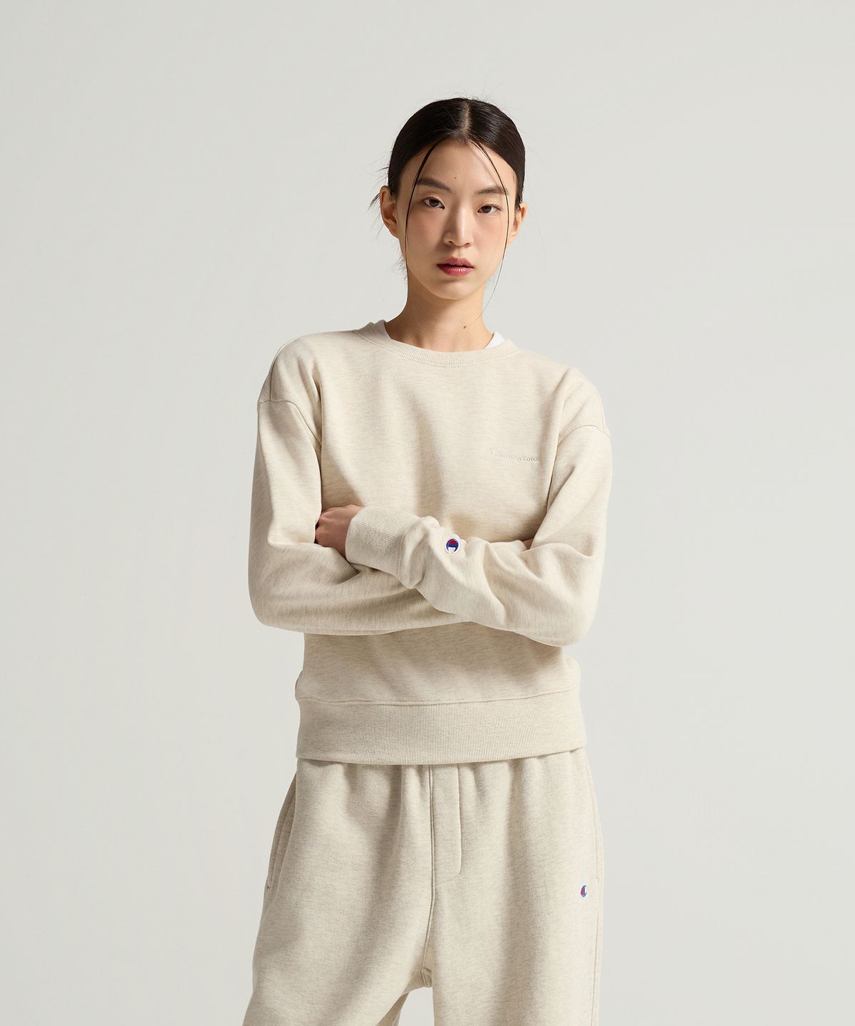 챔피온(CHAMPION) 여성 스몰 로고 레귤러핏 스웨트셔츠 Oatmeal