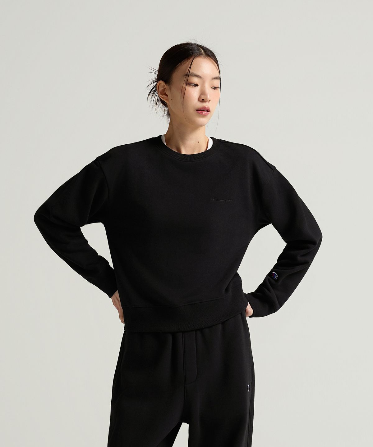 챔피온(CHAMPION) 여성 스몰 로고 레귤러핏 스웨트셔츠 Black