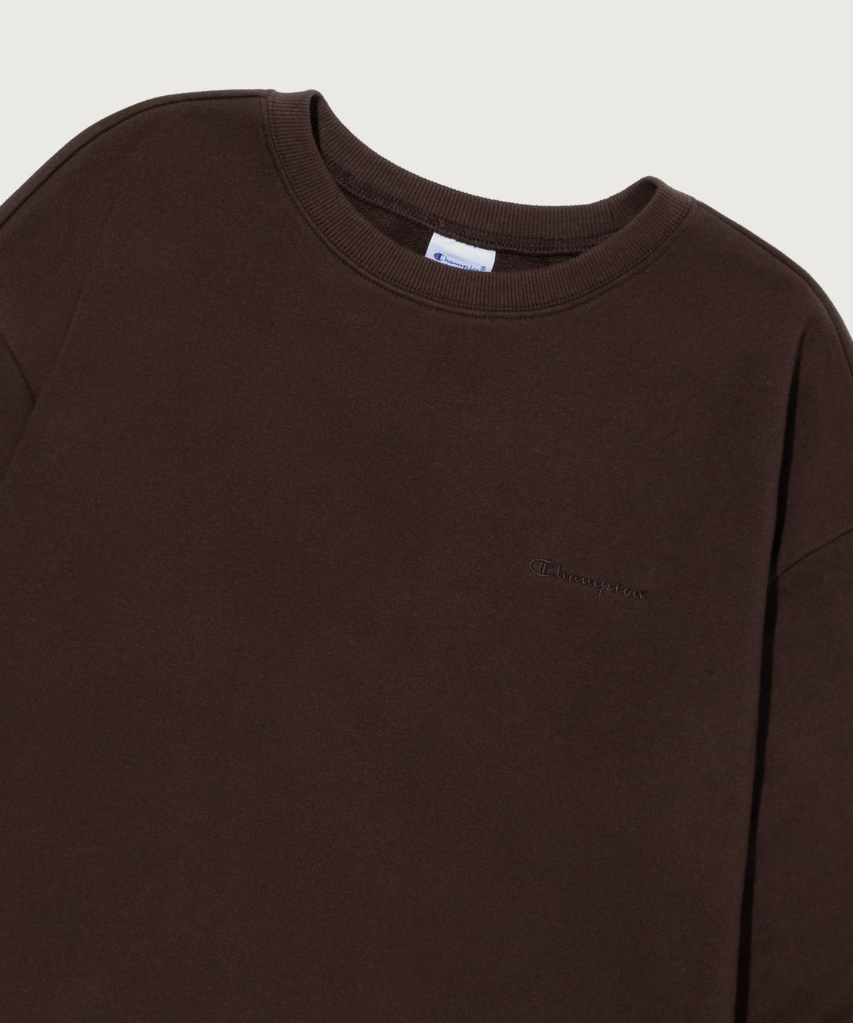 챔피온(CHAMPION) 여성 스몰 로고 레귤러핏 스웨트셔츠 Brown