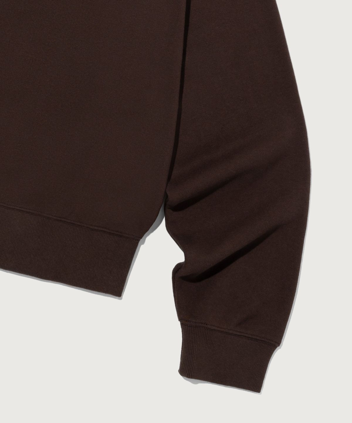 챔피온(CHAMPION) 여성 스몰 로고 레귤러핏 스웨트셔츠 Brown