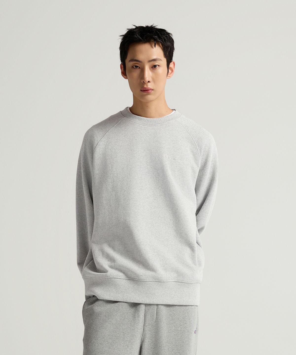 챔피온(CHAMPION) 스몰 로고 루즈핏 스웨트셔츠 Light Grey