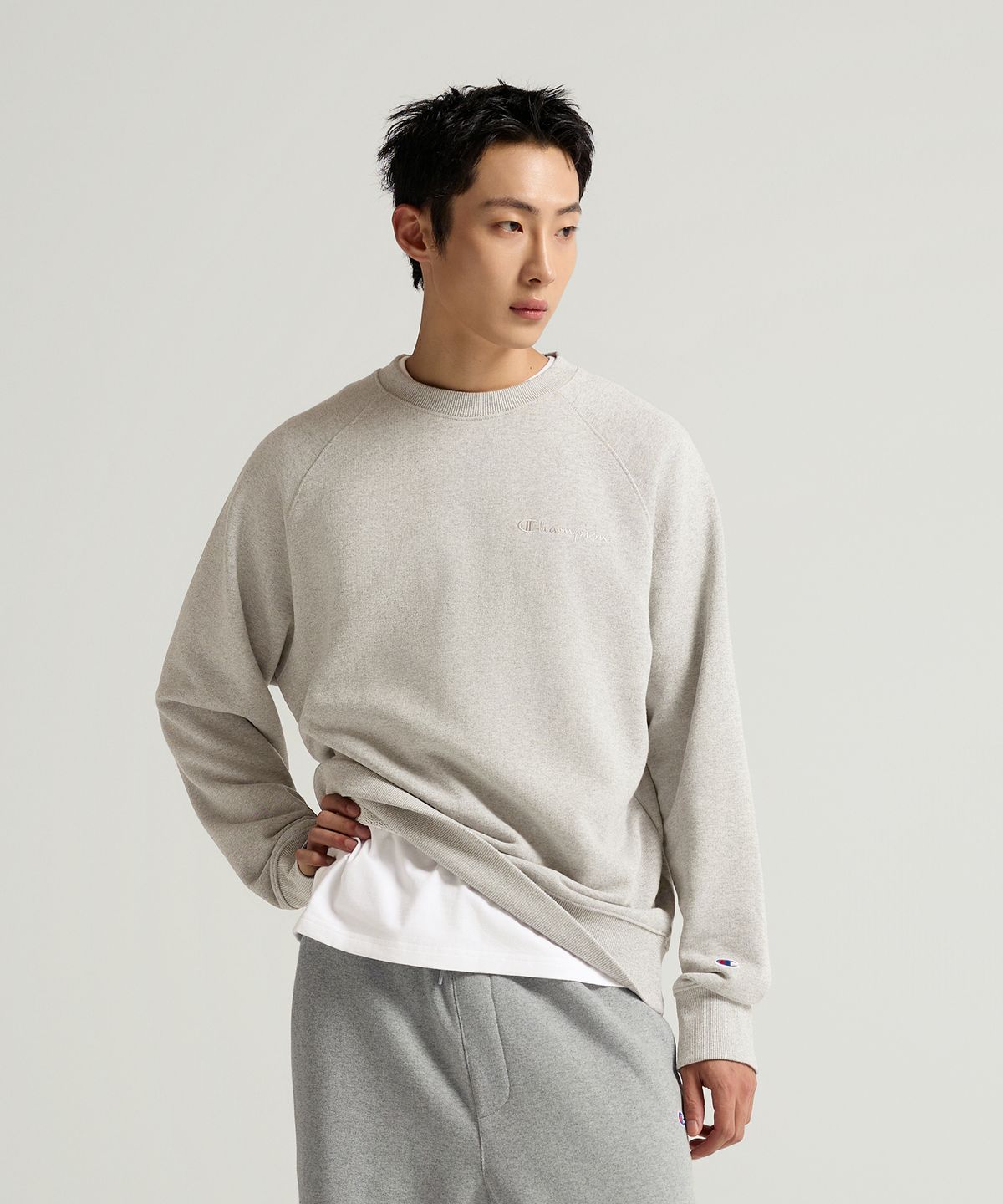 챔피온(CHAMPION) 스몰 로고 루즈핏 스웨트셔츠 Oatmeal