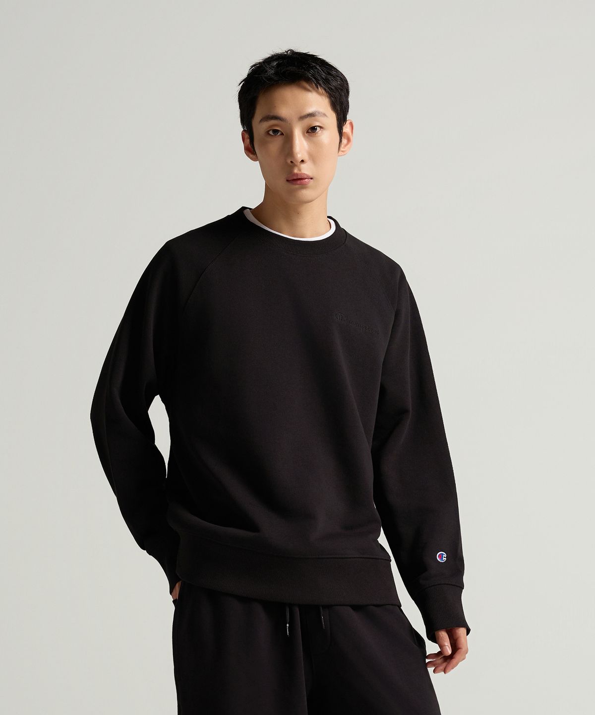 챔피온(CHAMPION) 스몰 로고 루즈핏 스웨트셔츠 Black