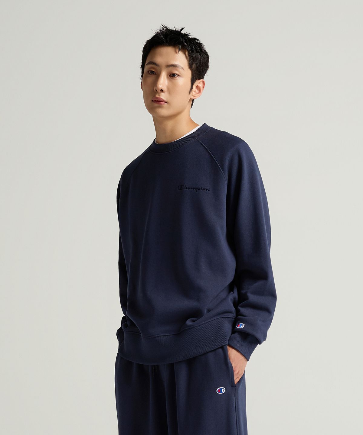 챔피온(CHAMPION) 스몰 로고 루즈핏 스웨트셔츠 Navy