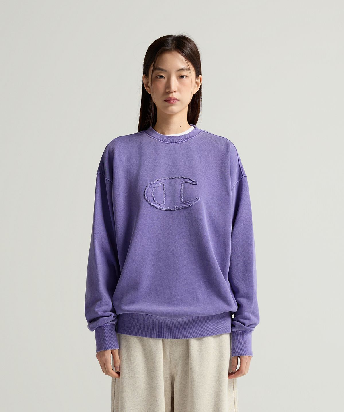 챔피온(CHAMPION) C로고 피그먼트 오버핏 스웨트셔츠 Purple
