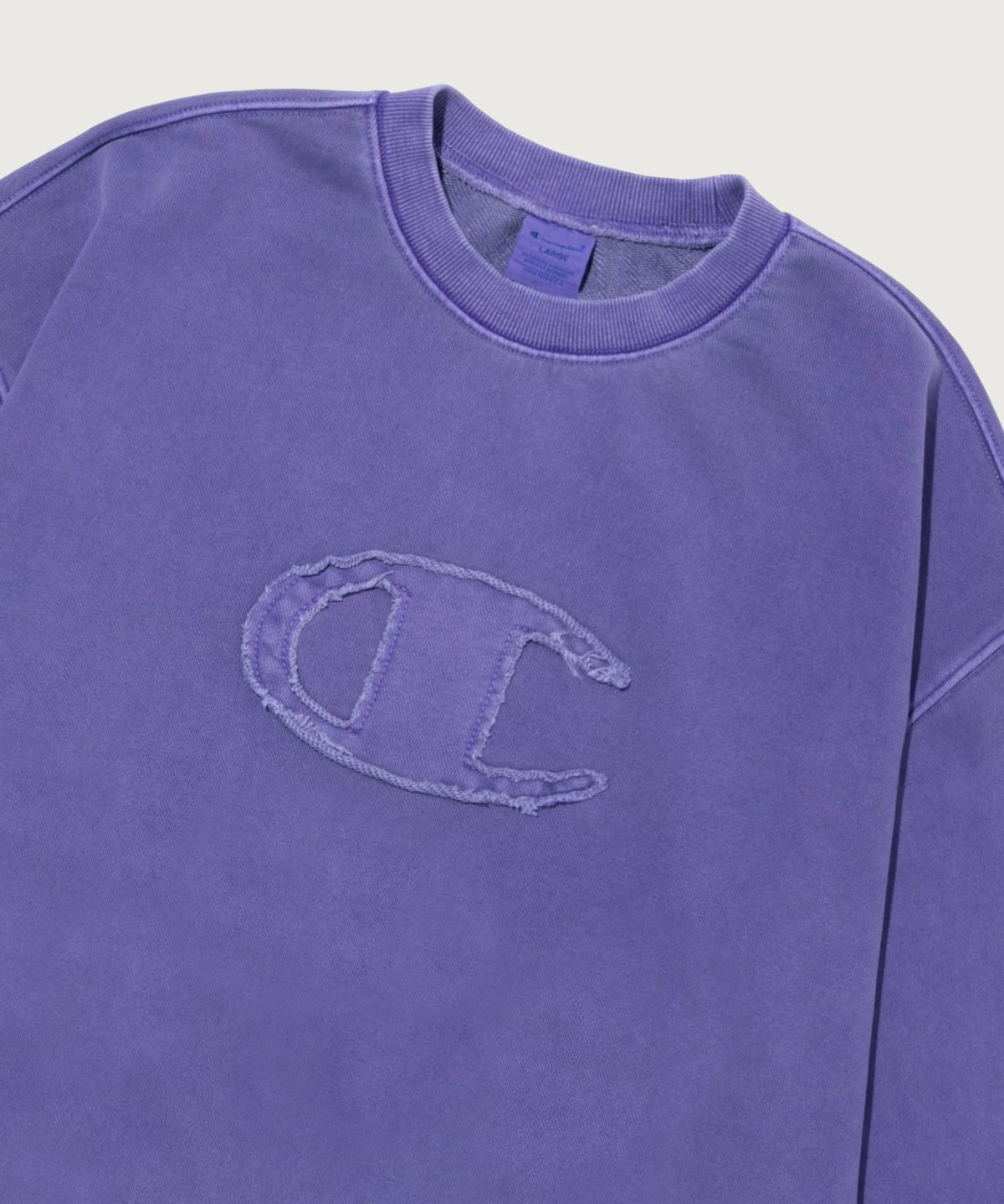 챔피온(CHAMPION) C로고 피그먼트 오버핏 스웨트셔츠 Purple