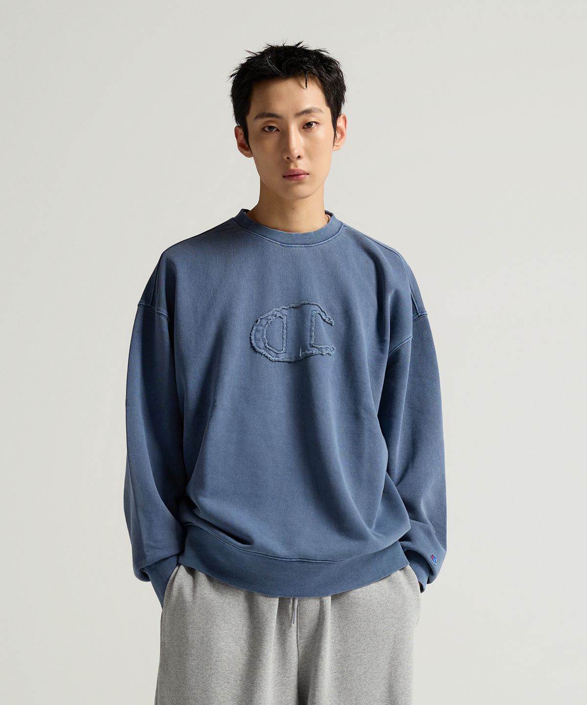 챔피온(CHAMPION) C로고 피그먼트 오버핏 스웨트셔츠 Blue