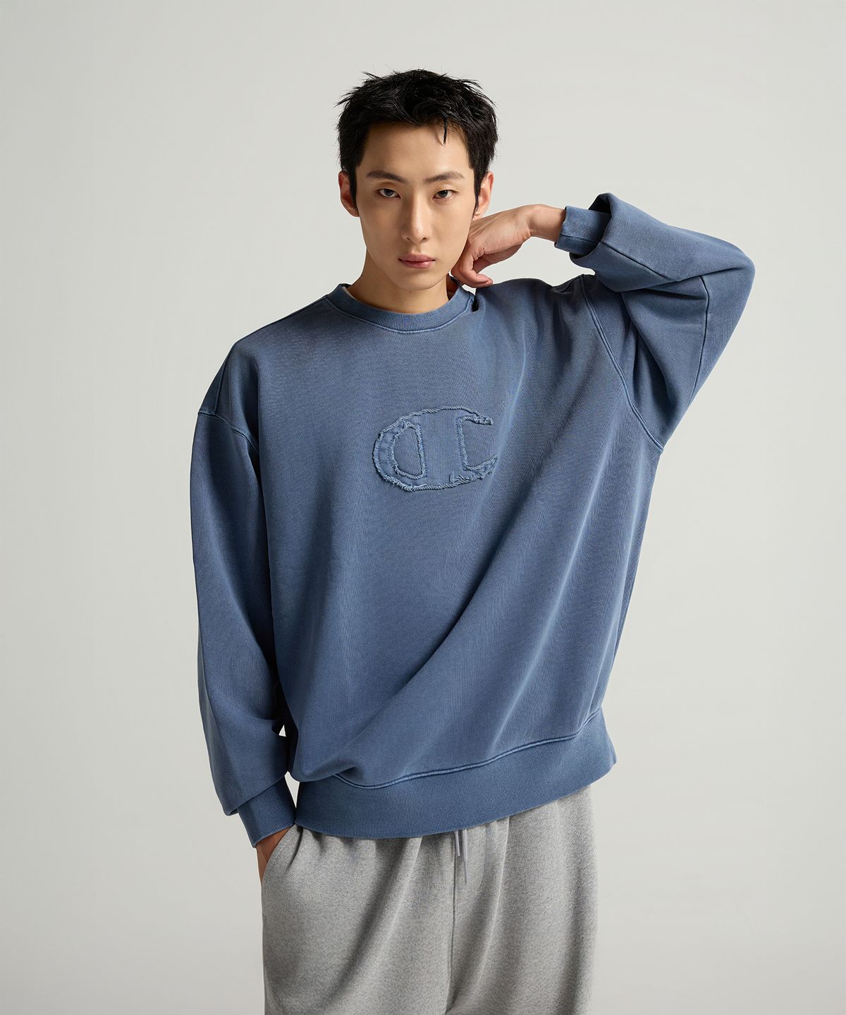 챔피온(CHAMPION) C로고 피그먼트 오버핏 스웨트셔츠 Blue