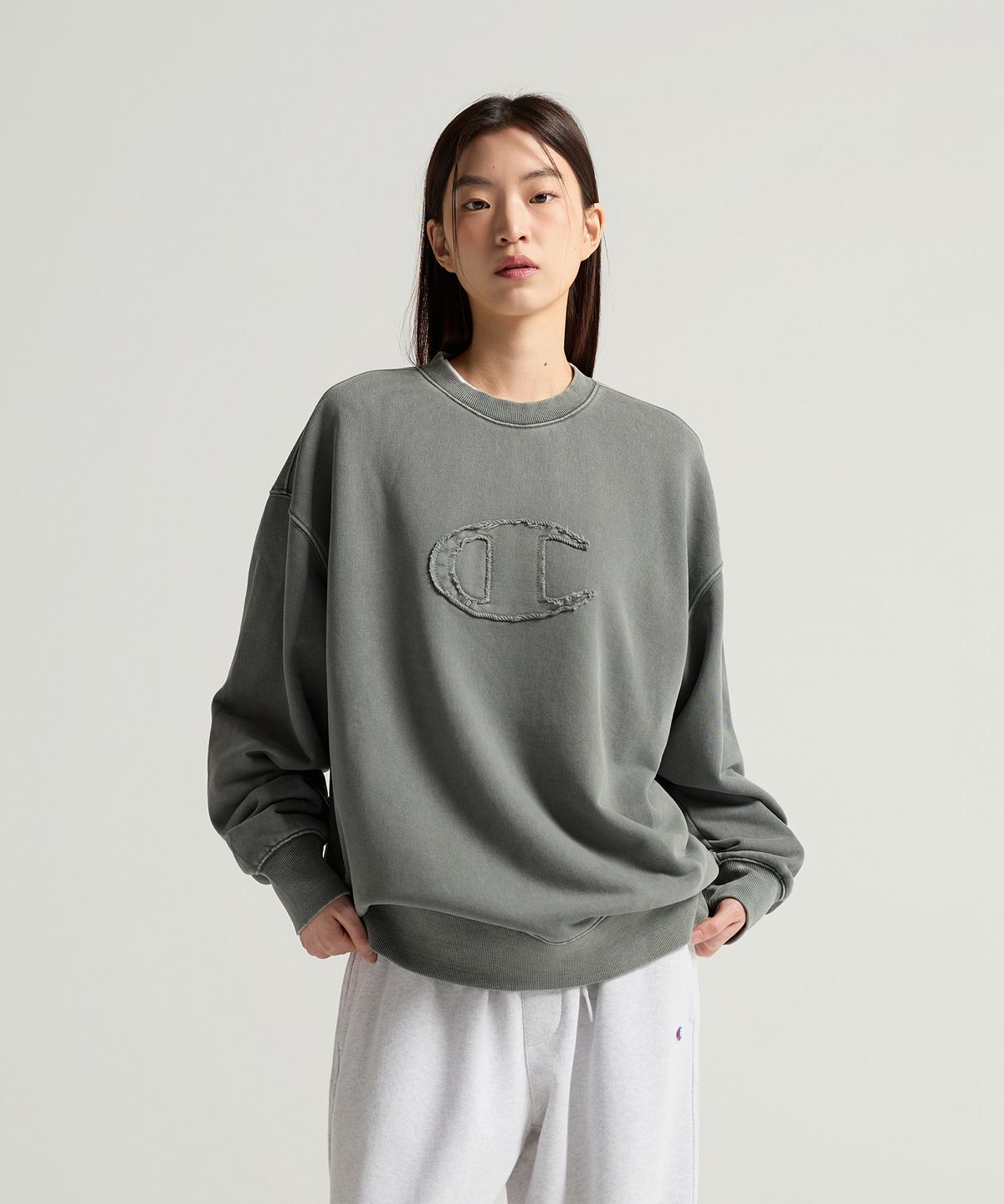 챔피온(CHAMPION) C로고 피그먼트 오버핏 스웨트셔츠 Green